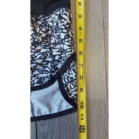 Lululemon Speed Short (2 1/2") - Picture 4 of 10